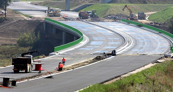 Nový úsek dálnice D8 se letos nezprovozní. SD eká na vydání dodateného stavebního povolení pro most Vchynice. (Ilustraní snímek.)
