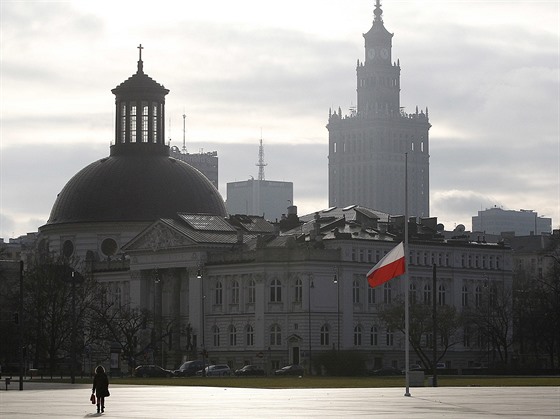 Polsko drí den státního smutku za zesnulé horníky. Vlajky visí na pl erdi....