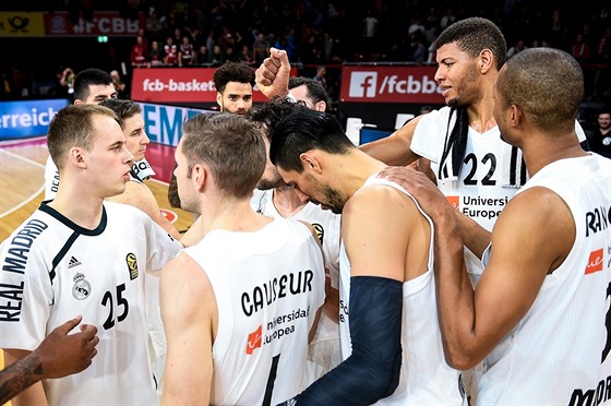 Basketbalisté Realu Madrid slaví výhru nad Bayernem Mnichov.