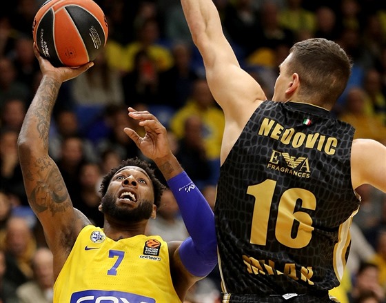 DeAndre Kane (vlevo) z Maccabi Tel Aviv útoí pes Nemanju Nedovie z Milána.