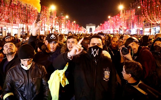 Policie na paíské tíd Champs Elysees pi protestech lutých vest. (22....