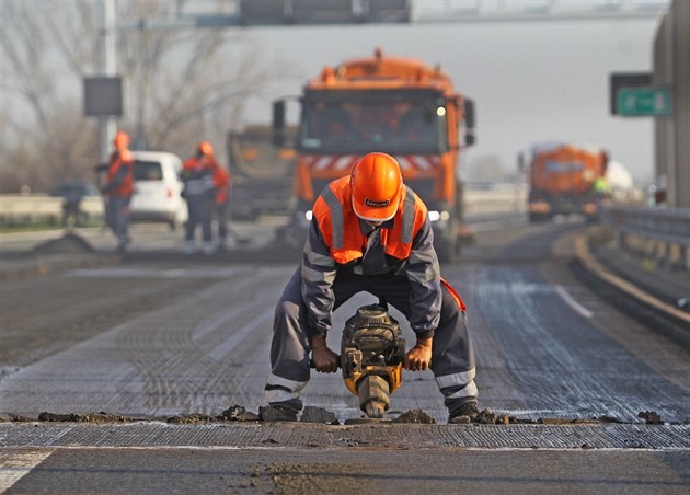 Na ostravské ásti dálnice D1 zaaly provizorní opravy zvlnné vozovky. (12....