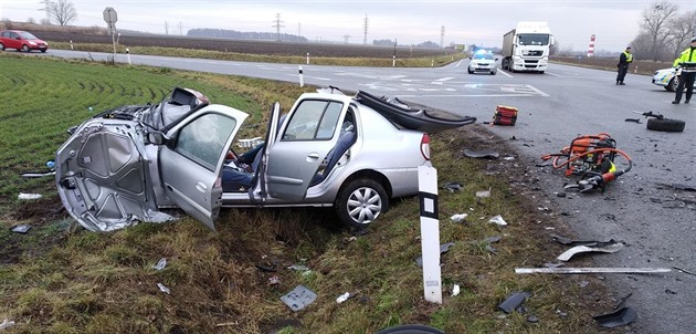 Pi sráce dvou aut na kiovatce u Hodonína utrpla jedna z idiek váné...