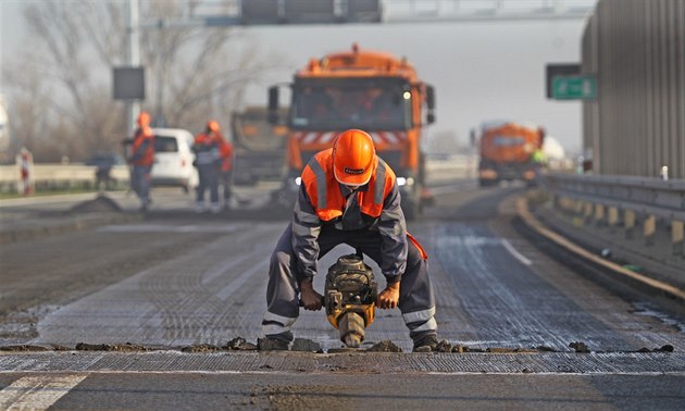 Na ostravské ásti dálnice D1 zaaly provizorní opravy zvlnné vozovky. (12....
