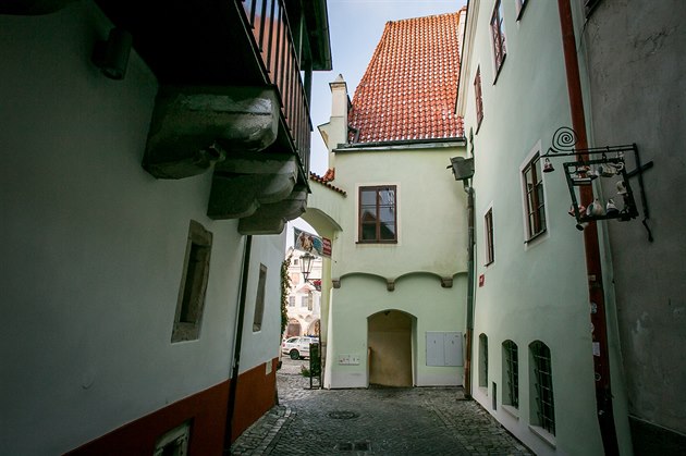 Poátky m욝anského domu se datují a do období kolem roku 1300.