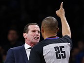 Brooklynsk trenr Kenny Atkinson je natvan na rozhodho Tonyho Brotherse,...