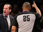 Brooklynsk trenr Kenny Atkinson je natvan na rozhodho Tonyho Brotherse,...