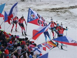 Skupina biatlonist projd kolem eskch fanouk ve sthacm zvod v Novm...