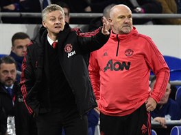 Ole Gunnar Solskjaer, nov trenr Manchesteru United (vlevo), diriguje svj...