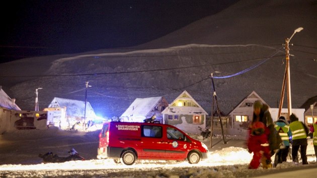 Msto Longyearbyen v severn sti picberk zasypala lavina. (19. prosince 2015)