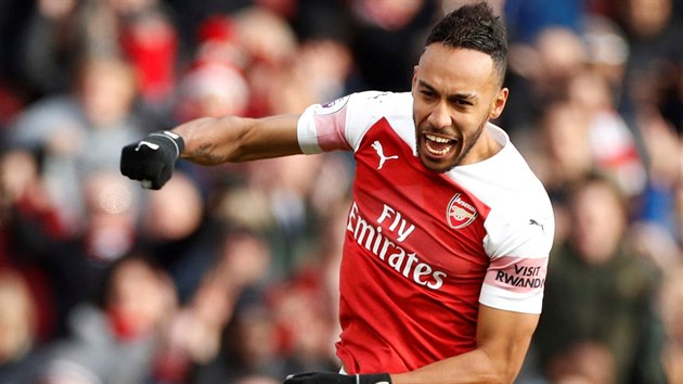 tonk Pierre-Emerick Aubameyang (Arsenal) se raduje ze sv trefy proti Burnley.