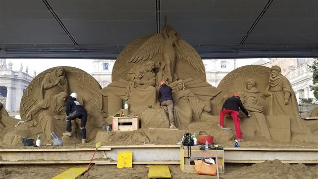 Práce se 700 tunami písku zabrala dva týdny.