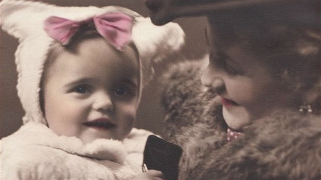 Svtlana Dolealová s maminkou Aloisií v roce 1948