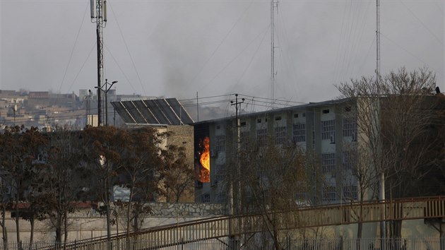 Plameny uvnit vldn budovy v Kbulu.