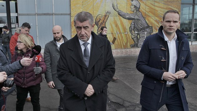 Premir Andrej Babi vychz branou zvodu, kde byl seznmen s rozsahem netst v dolu OKD. (21. prosince 2018)