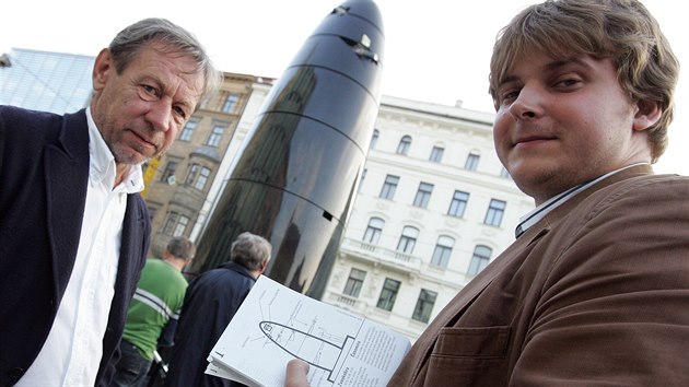 Tvrci brnnskho orloje Oldich Rujbr (vlevo) a Petr Kamenk krtce po instalaci svho dla na nmst Svobody v roce 2010.