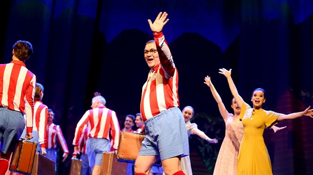 Publikum se u Klapzubovy jedenáctky v Městském divadle Brno může těšit na svižnou hudební komedii, v níž režisér Stanislav Slovák použil kostýmy z 20. let minulého století, ale i moderní technologie.