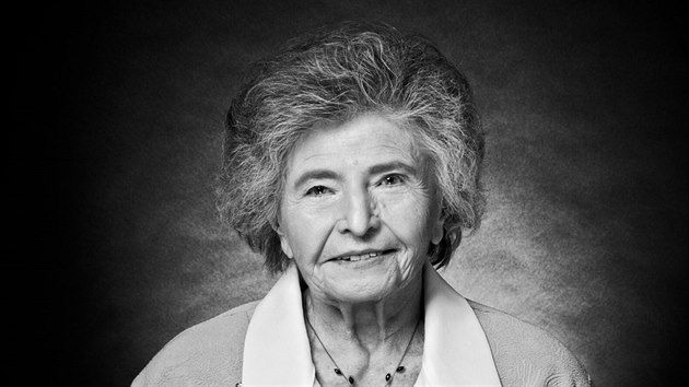 Fotograf Patrik Uhl zvnil v kalendi dvanct en z domova pro seniory, je za sebou maj nevedn ivoty. Na snmku Marie Bauerov narozen v roce 1928.