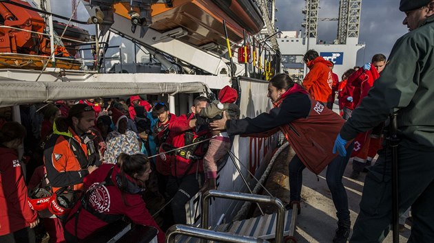 Do jihopanlskho pstavu u msta Algeciras v ptek rno dorazila lo nevldn organizace Open Arms s vce ne temi stovkami migrant. Na lodi je 139 nezletilch a 70 en (28.12.2018).