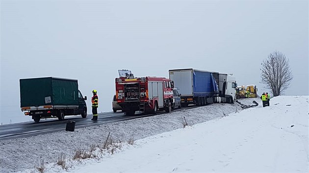 Nehoda t nkladnch aut u obce toky na silnici mezi Havlkovm Brodem a exitem na 112. kilometru dlnice D1.