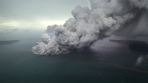 Vbuch sopky Krakatoa (23. 12. 2018)