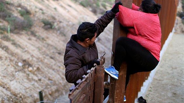 Migranti pekonvaj hranin plot na americko-mexick hranici. (27. prosince 2018)