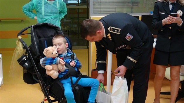 editel dopravn policie Tom Lerch pinesl vnon drky  estiletmu Povi. Havrie jeho otce ho upoutala na vozk. (20. 12. 2018)