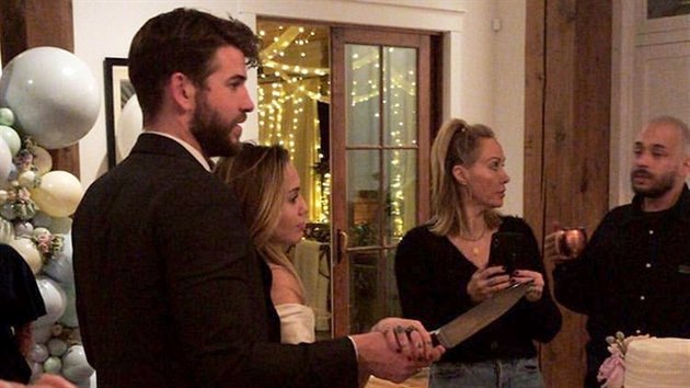 Conrad Carr zveejnil na svm Instagramu fotografii Cyrusov a Hemswortha krjejcch dort bhem svatebn hostiny (24. 12. 2018)