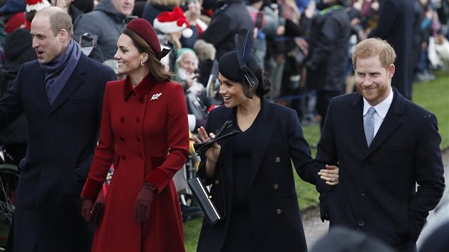 Thotn vvodkyn Meghan a Kate s maneli, princem Harrym a princem Williamem, m spolen na bohoslubu (25. prosince 2018, Sandringham).