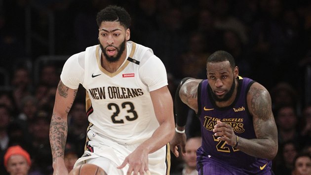 Anthony Davis (vlevo) z New Orleans utk LeBronu Jamesovi z LA Lakers.