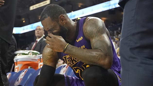 LeBron James z LA Lakers vstebv zrann tsla v arn Golden State.