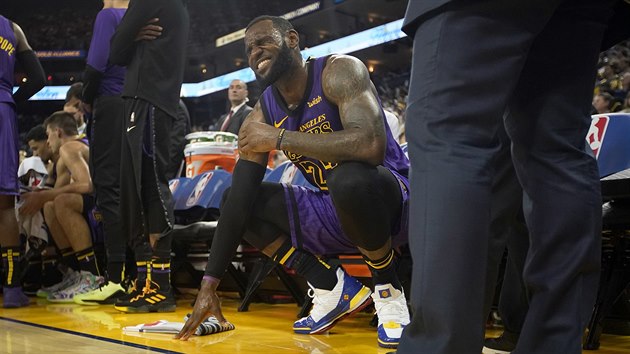 LeBron James z LA Lakers se sna pekonat bolest bhem zpasu s Golden State.