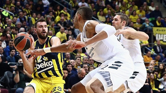 Marko Guduri (u me) z Fenerbahce Istanbul to pes Edyho Tavarese (bl boty) a Fabiena Causeura z Realu Madrid.