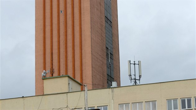 ern vlajka visela arelu Dolu SM Sever ve Stonav na Karvinsku na pamtku tincti hornk, kte zemeli pi vbuchu. (22. prosince 2018)