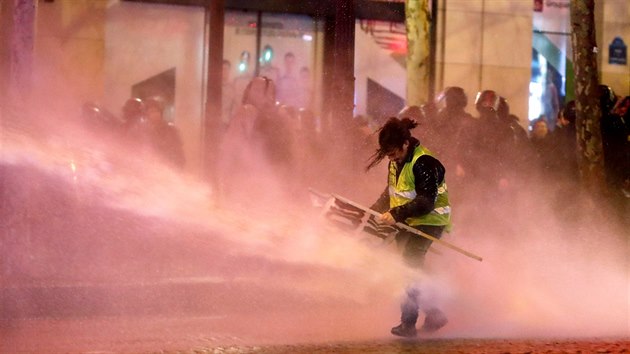 Policie ve Francii pouila proti demonstrantm z hnut lutch vest vodn dla i slzn plyn. (22. prosince 2018)
