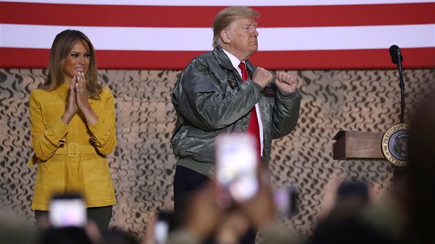 Donald Trump se spolu s prvn dmou Melani Trump zdrav s vojky na zkladn Al Asad v Irku pi jeho neoekvan nvtv. (26. prosince 2018)
