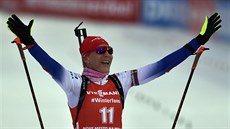 Anastasia Kuzminová ze Slovenska oslavuje triumf v závodu s hromadným startem v... Anastasia Kuzminová ze Slovenska oslavuje triumf v závodu s hromadným startem v...