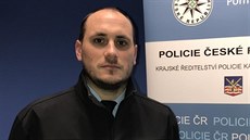 Praporčík Martin Benda slouží na obvodním oddělení Karlovy Vary - Rybáře. Praporčík Martin Benda slouží na obvodním oddělení Karlovy Vary - Rybáře.