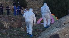 Vyšetřovatelé prohledávají místo činu, kde byly obě turistky zavražděny. (18.... Vyšetřovatelé prohledávají místo činu, kde byly obě turistky zavražděny. (18....