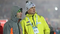 Prezident Českého svazu biatlonu Jiří Hamza (vpravo) sleduje průběh sprintu v... Prezident Českého svazu biatlonu Jiří Hamza (vpravo) sleduje průběh sprintu v...