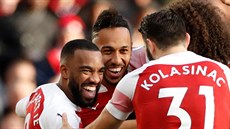Fotbalisté Arsenalu slaví branku do sít Burnley.