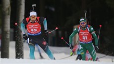 Francouz Martin Fourcade (vlevo) na trati stíhacího závodu v Novém Městě na... Francouz Martin Fourcade (vlevo) na trati stíhacího závodu v Novém Městě na...