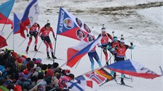 Skupina biatlonistů projíždí kolem českých fanoušků ve stíhacím závodě v Novém... Skupina biatlonistů projíždí kolem českých fanoušků ve stíhacím závodě v Novém...