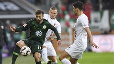 Admir Mehmedi z Wolfsburgu (vlevo) si kryje míč před dvojicí bránících hráčů... Admir Mehmedi z Wolfsburgu (vlevo) si kryje míč před dvojicí bránících hráčů...