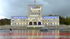 Budovou univerzity na náměstí Matky Terezy vrcholí jižní část bulváru Národních... Budovou univerzity na náměstí Matky Terezy vrcholí jižní část bulváru Národních...