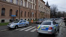 Budovu Krajského soudu v Českých Budějovicích obehnali policisté páskami. Budovu Krajského soudu v Českých Budějovicích obehnali policisté páskami.