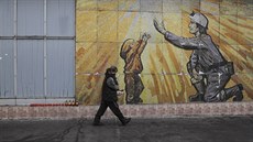 Zaměstnanci dolu ČSM procházejí kolem zapálených svíček, které jsou zde jako... Zaměstnanci dolu ČSM procházejí kolem zapálených svíček, které jsou zde jako...