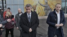 Premiér Andrej Babi vychází branou závodu, kde byl seznámen s rozsahem...