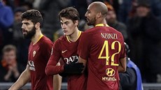 Spoluhráči z AS Řím Zaniolo (vlevo), Fazio a Nzonzi gratulují Patriku Schickovi... Spoluhráči z AS Řím Zaniolo (vlevo), Fazio a Nzonzi gratulují Patriku Schickovi...