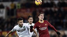 Český útočník Patrik Schick z AS Řím (vpravo) a Gian Marco Ferrari ze Sassuola... Český útočník Patrik Schick z AS Řím (vpravo) a Gian Marco Ferrari ze Sassuola...